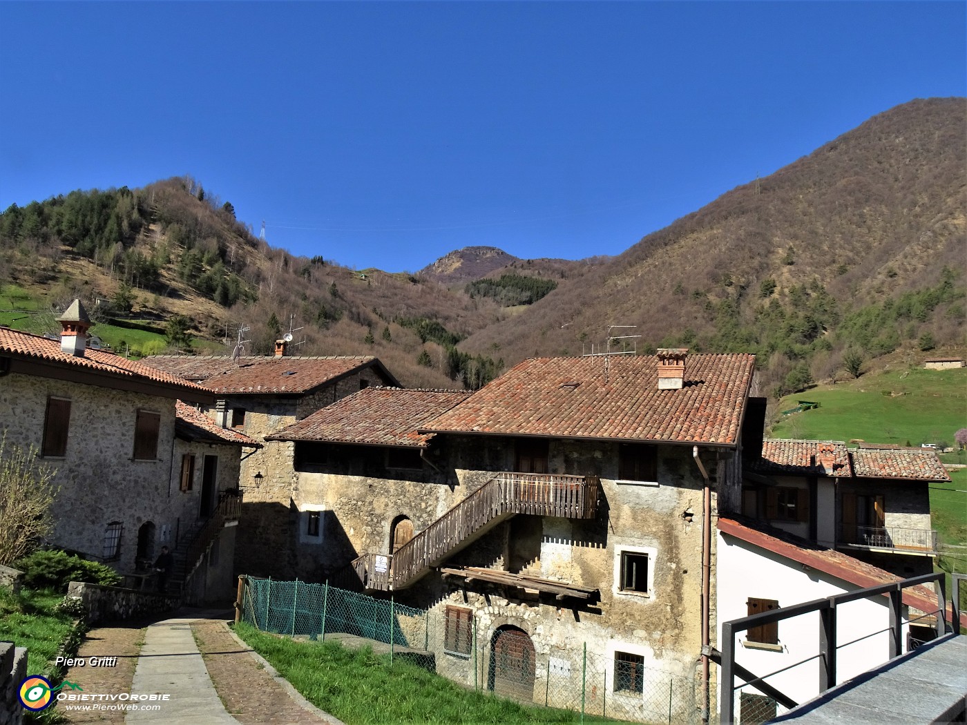 12 Dal centro del piccolo borgo antico vista verso il Monte Molinasco (a dx) .JPG